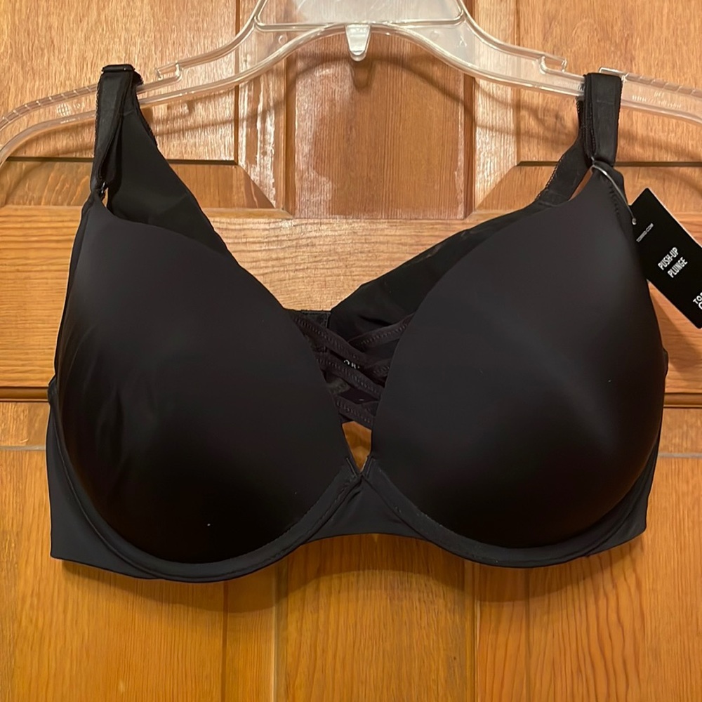 NWT - Torrid Curve push-up plunge bra. Size 40D. Black